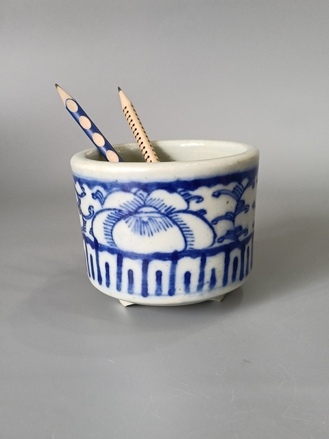 古玩陶瓷青花花卉紋三足爐真品鑒賞圖