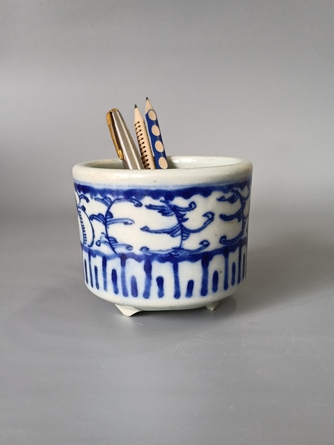 古玩陶瓷青花花卉紋三足爐真品鑒賞圖
