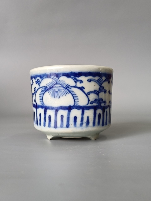 古玩陶瓷青花花卉紋三足爐真品鑒賞圖