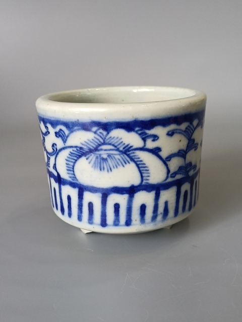 古玩陶瓷青花花卉紋三足爐真品鑒賞圖