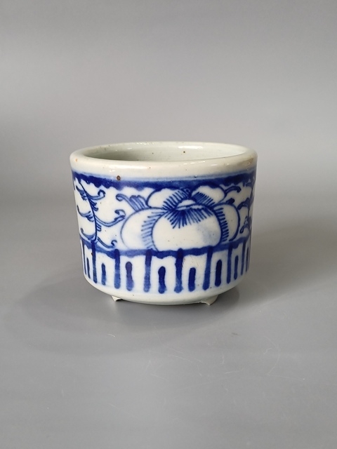 古玩陶瓷青花花卉紋三足爐真品鑒賞圖