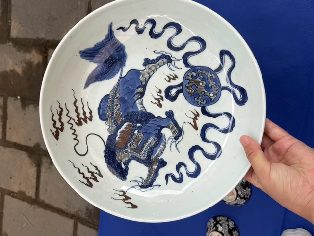 古玩陶瓷青花釉里紅飄帶繡球獅子紋盤真品鑒賞圖