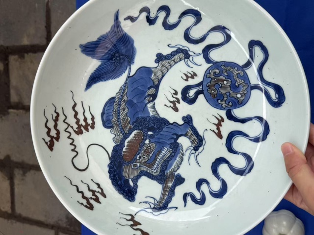 古玩陶瓷青花釉里紅飄帶繡球獅子紋盤真品鑒賞圖
