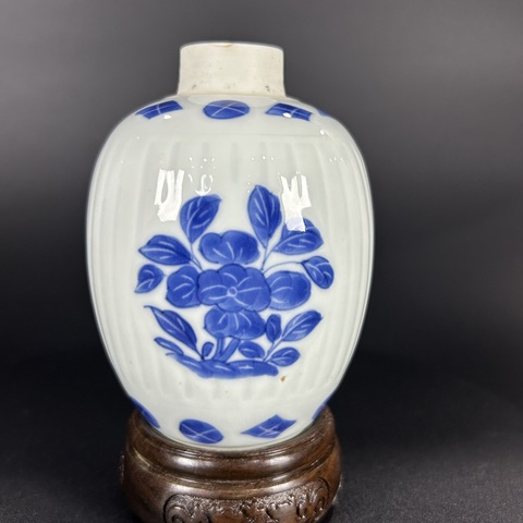 古玩陶瓷青花花卉紋罐真品鑒賞圖