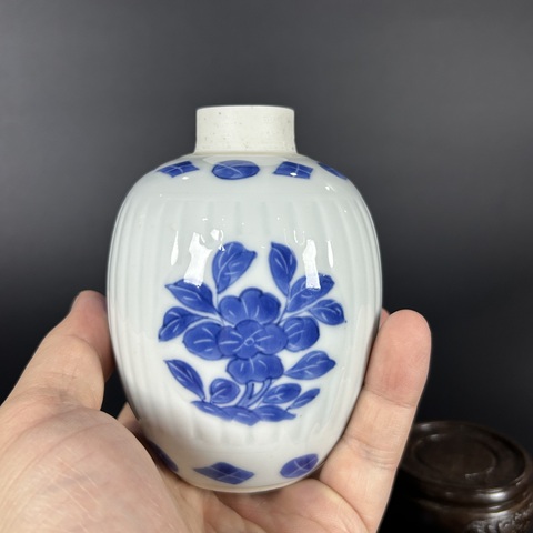 古玩陶瓷青花花卉紋罐真品鑒賞圖