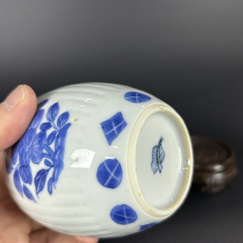古玩陶瓷青花花卉紋罐真品鑒賞圖