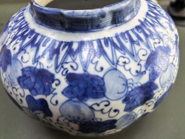 古玩陶瓷青花松鼠吃葡萄紋瓜棱罐真品鑒賞圖