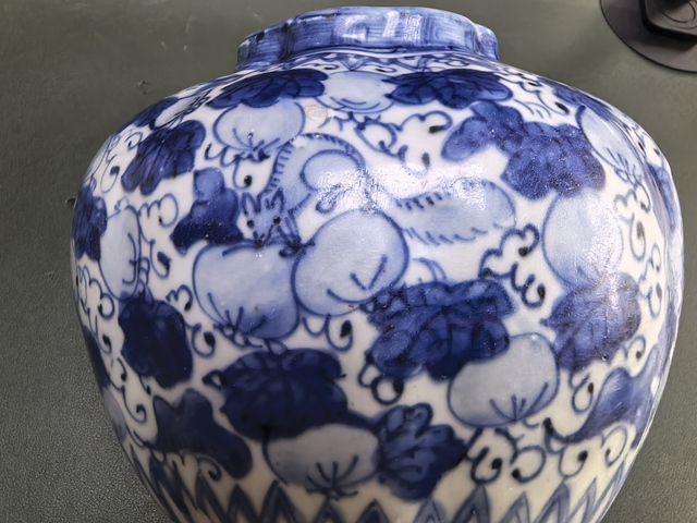 古玩陶瓷青花松鼠吃葡萄紋瓜棱罐真品鑒賞圖