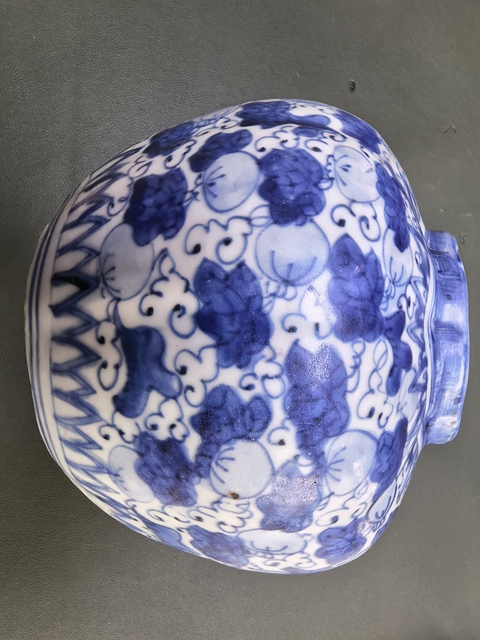 古玩陶瓷青花松鼠吃葡萄紋瓜棱罐真品鑒賞圖