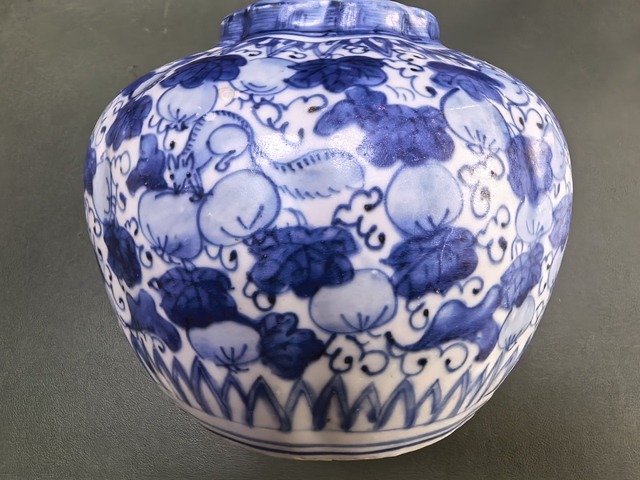古玩陶瓷青花松鼠吃葡萄紋瓜棱罐真品鑒賞圖