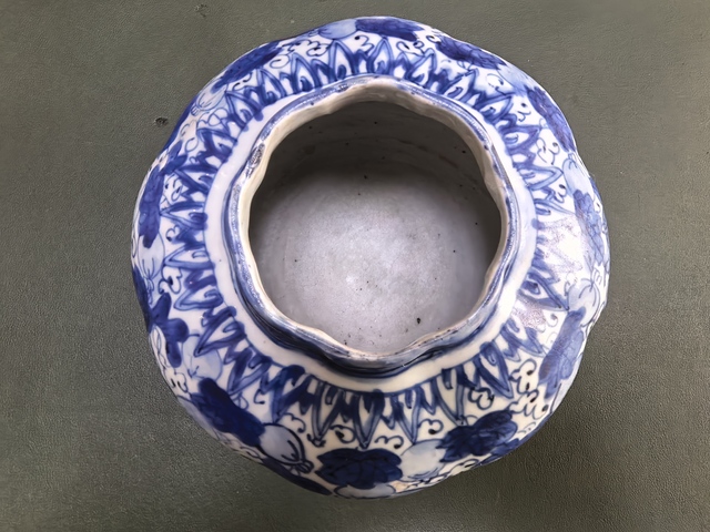 古玩陶瓷青花松鼠吃葡萄紋瓜棱罐真品鑒賞圖