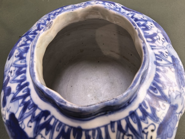 古玩陶瓷青花松鼠吃葡萄紋瓜棱罐真品鑒賞圖