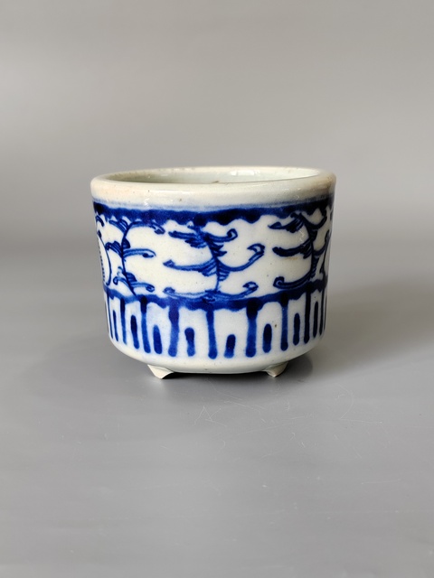 古玩陶瓷花卉紋青花三足筒式香爐真品鑒賞圖