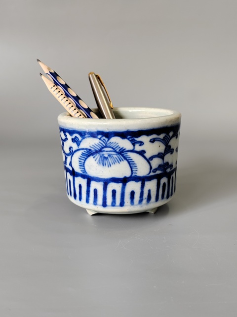 古玩陶瓷花卉紋青花三足筒式香爐真品鑒賞圖