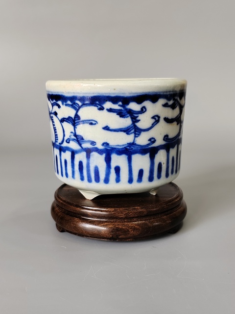 古玩陶瓷花卉紋青花三足筒式香爐真品鑒賞圖