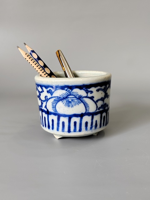 古玩陶瓷花卉紋青花三足筒式香爐真品鑒賞圖