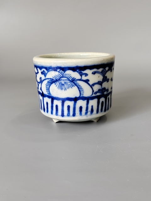 古玩陶瓷花卉紋青花三足筒式香爐真品鑒賞圖