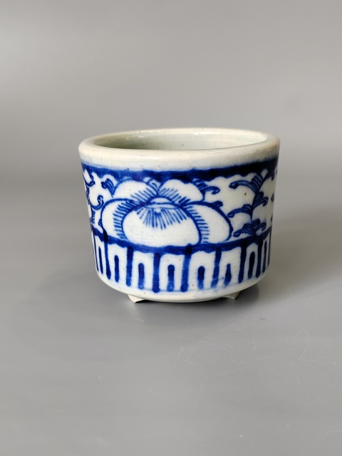 古玩陶瓷花卉紋青花三足筒式香爐真品鑒賞圖
