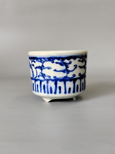古玩陶瓷花卉紋青花三足筒式香爐真品鑒賞圖