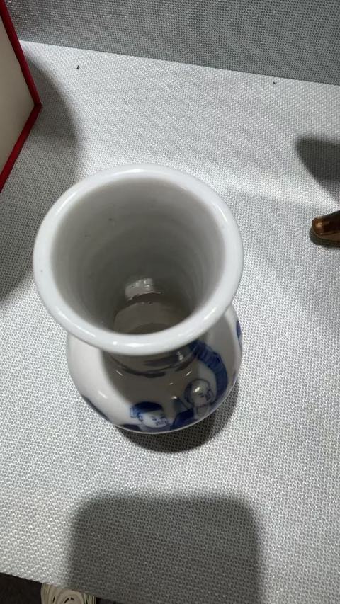 古玩陶瓷人物紋青花瓶真品鑒賞圖