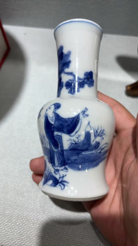 古玩陶瓷人物紋青花瓶真品鑒賞圖