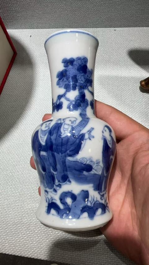 古玩陶瓷人物紋青花瓶真品鑒賞圖