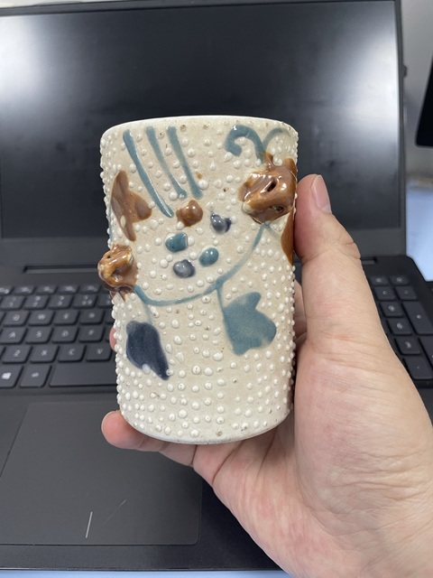 古玩陶瓷晚清珍珠地松鼠葡萄筆筒真品鑒賞圖