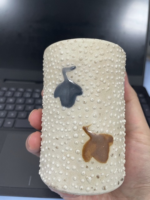 古玩陶瓷晚清珍珠地松鼠葡萄筆筒真品鑒賞圖