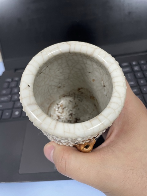 古玩陶瓷晚清珍珠地松鼠葡萄筆筒真品鑒賞圖