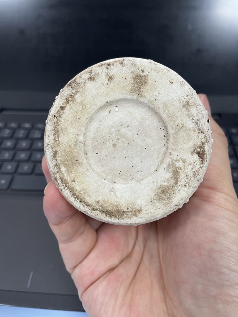 古玩陶瓷晚清珍珠地松鼠葡萄筆筒真品鑒賞圖