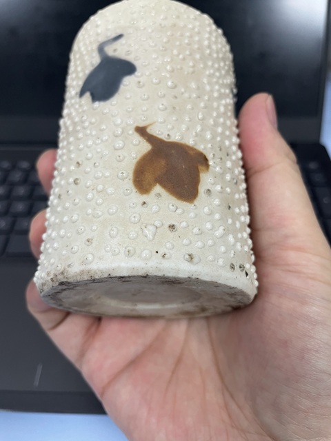 古玩陶瓷晚清珍珠地松鼠葡萄筆筒真品鑒賞圖