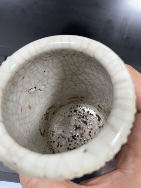 古玩陶瓷晚清珍珠地松鼠葡萄筆筒真品鑒賞圖