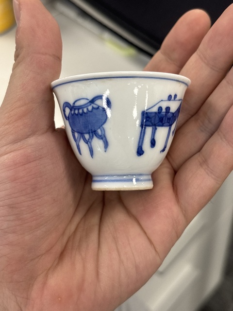 古玩陶瓷日本明治青花博古圖茶杯真品鑒賞圖