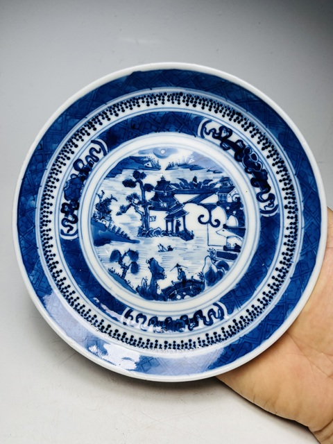 古玩陶瓷樓臺亭閣山水紋青花盤真品鑒賞圖