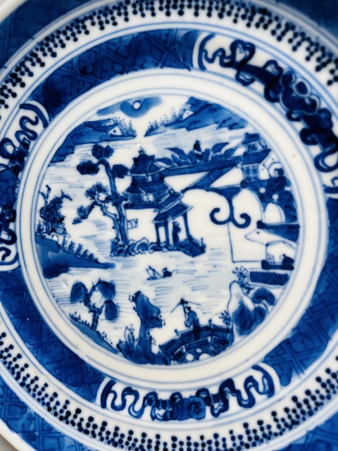 古玩陶瓷樓臺亭閣山水紋青花盤真品鑒賞圖