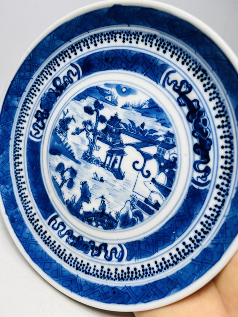 古玩陶瓷樓臺亭閣山水紋青花盤真品鑒賞圖