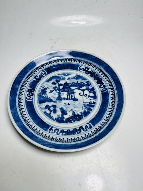 古玩陶瓷樓臺亭閣山水紋青花盤真品鑒賞圖