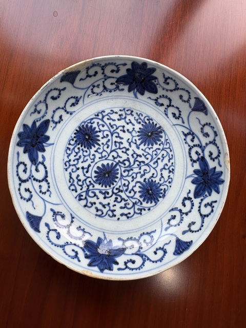 古玩陶瓷花卉紋青花盤真品鑒賞圖