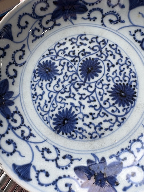 古玩陶瓷花卉紋青花盤真品鑒賞圖