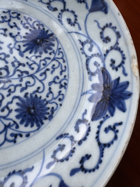 古玩陶瓷花卉紋青花盤真品鑒賞圖