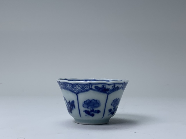 古玩陶瓷清康熙·青花人物花卉紋杯拍賣，當前價格244元