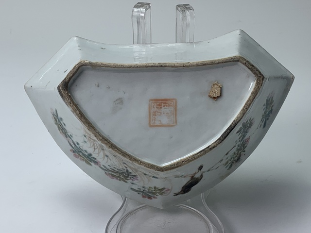 古玩陶瓷清晚期·淺降彩花鳥紋角盤拍賣,當前價格266元