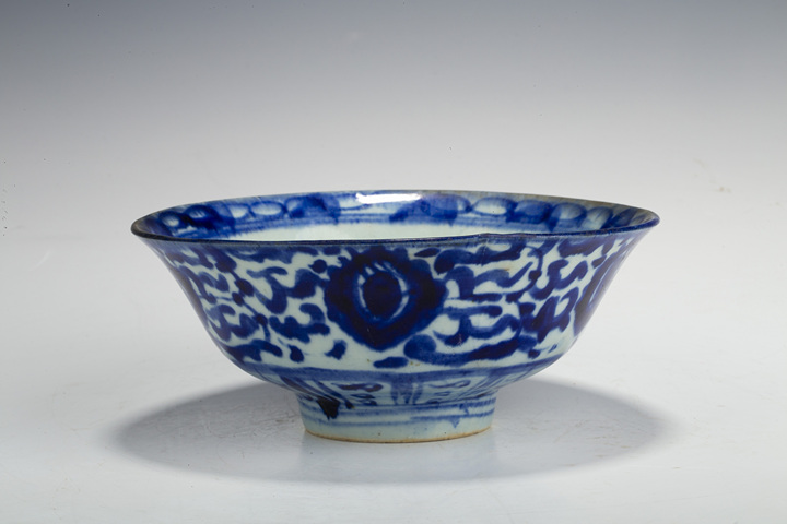 古玩陶瓷清中晚·青花纏枝花卉紋碗真品鑒賞圖