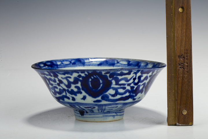 古玩陶瓷清中晚·青花纏枝花卉紋碗真品鑒賞圖
