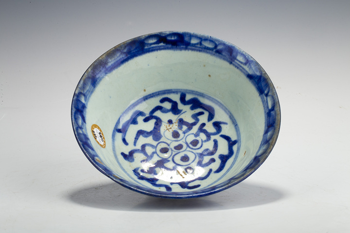古玩陶瓷清中晚·青花纏枝花卉紋碗真品鑒賞圖