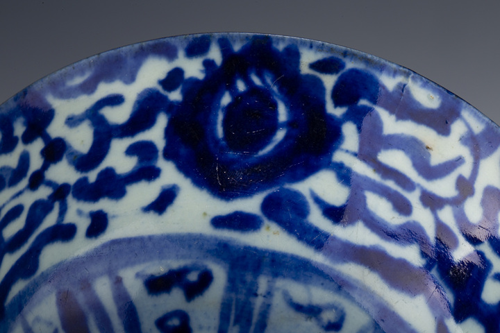 古玩陶瓷清中晚·青花纏枝花卉紋碗真品鑒賞圖