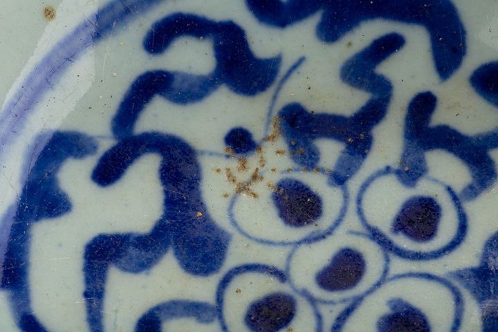 古玩陶瓷清中晚·青花纏枝花卉紋碗真品鑒賞圖