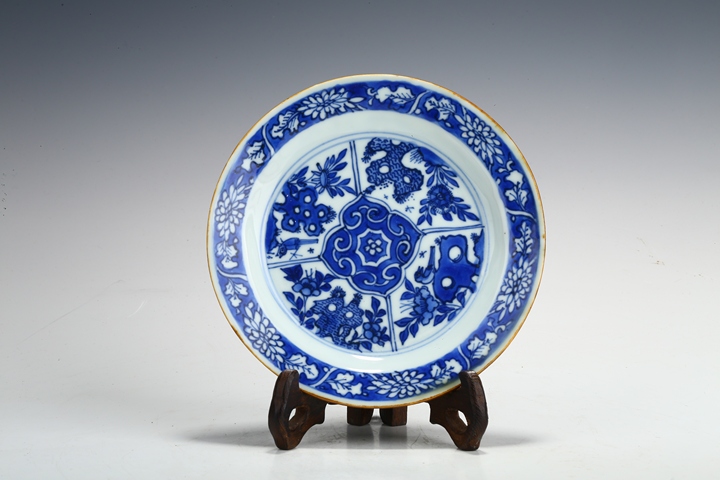 古玩陶瓷明末清初·青花開窗洞石花鳥紋盤真品鑒賞圖