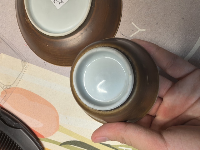 古玩陶瓷康熙紫金釉青花杯碟真品鑒賞圖
