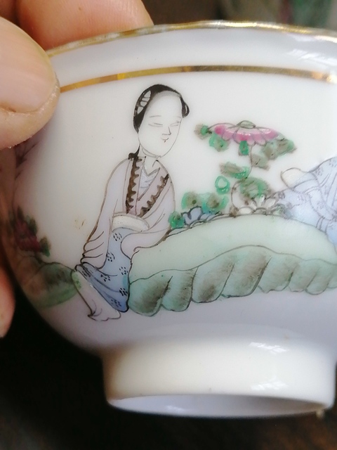 古玩陶瓷仕女紋粉彩杯真品鑒賞圖